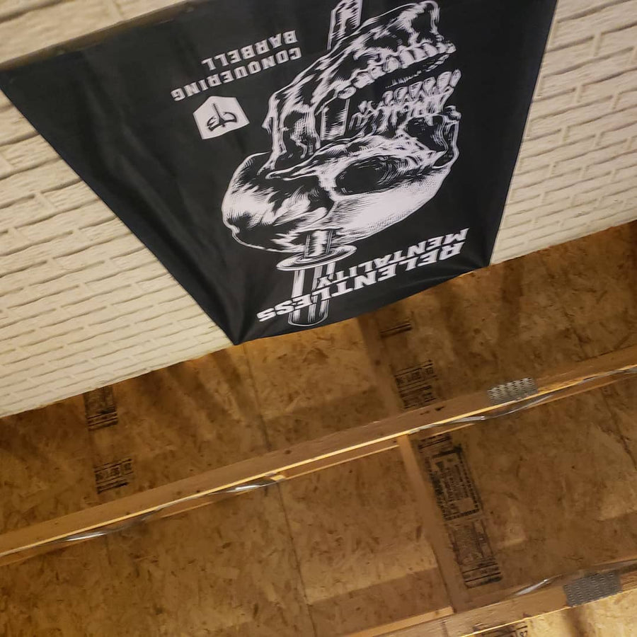 Relentless Mentality flag from Conquering Barbell hanging in @dunkelfit's gym
