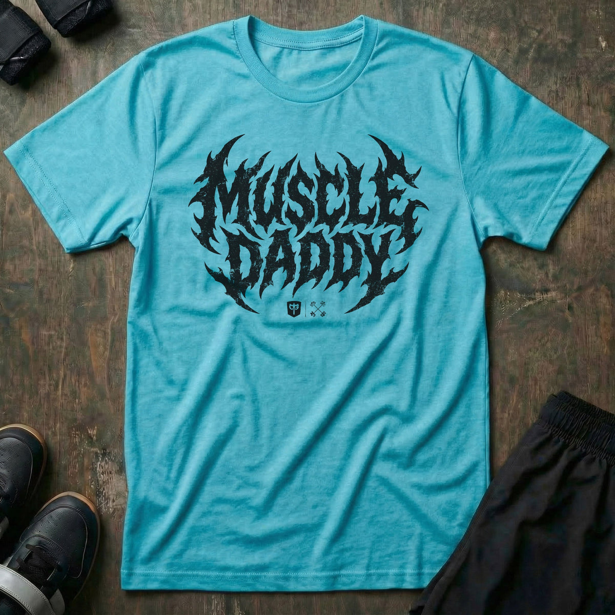 Muscle Daddy tee in Tahiti: MUSCLE DADDY in jagged